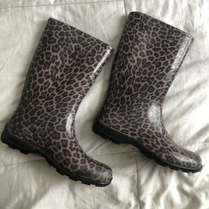 Leopard print rainboots